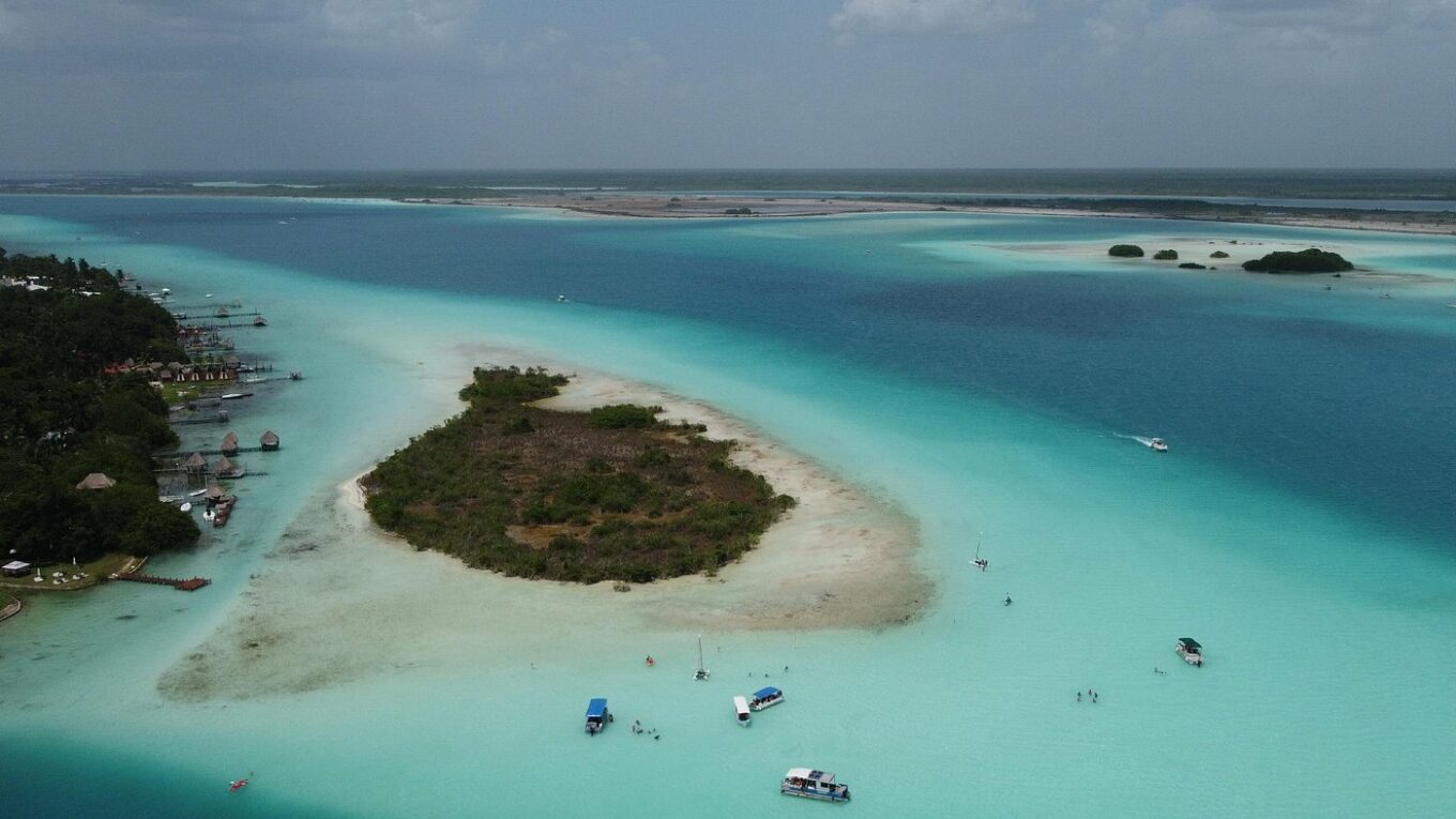 Bacalar, lagune aux eaux cristallines du Mexique