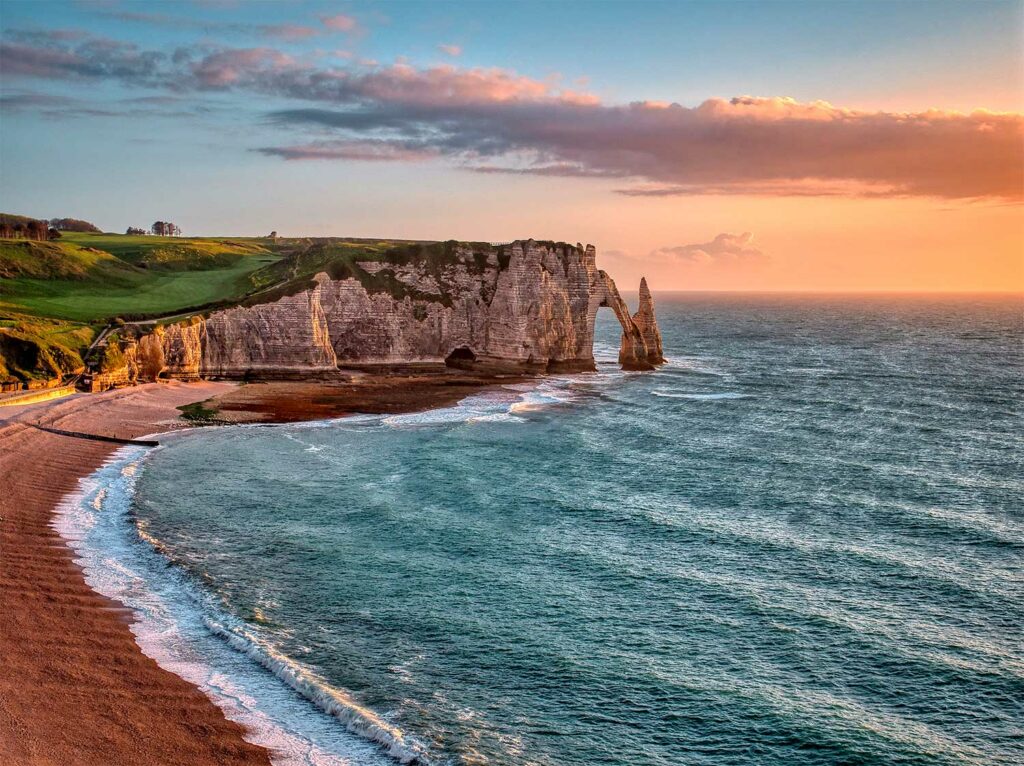 Étretat : ce qui attire tant les visiteurs