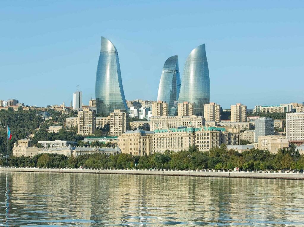 Fairmont Baku Flame Towers : séjourner dans l’icône moderne de Bakou