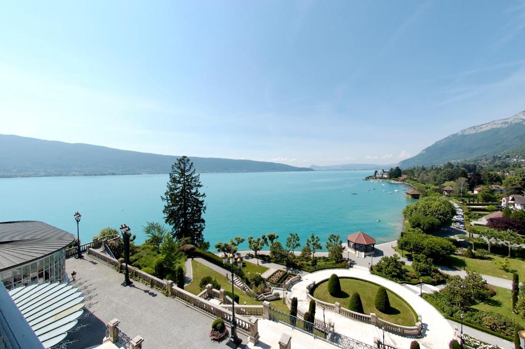 Le Palace De Menthon, un hôtel d’exception au bord du lac d’Annecy