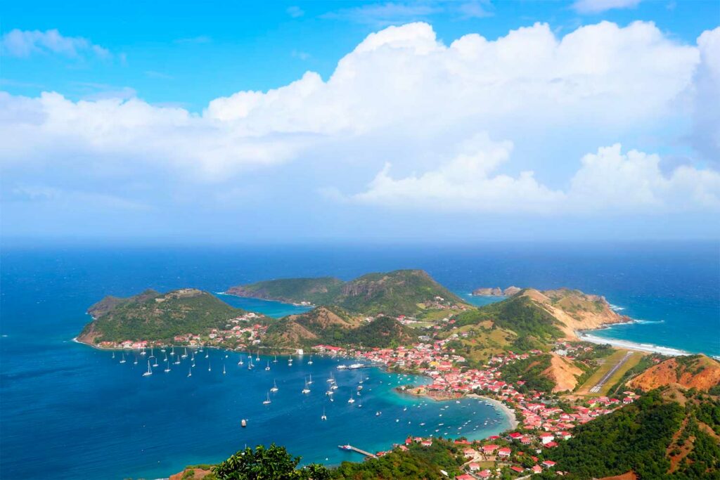 La météo des Caraïbes en été : pluies brèves ou vraies moussons ?